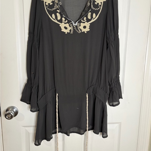 Tops - Bohemian Embroidered V-Neck Long Sleeve Top in Black and Cream